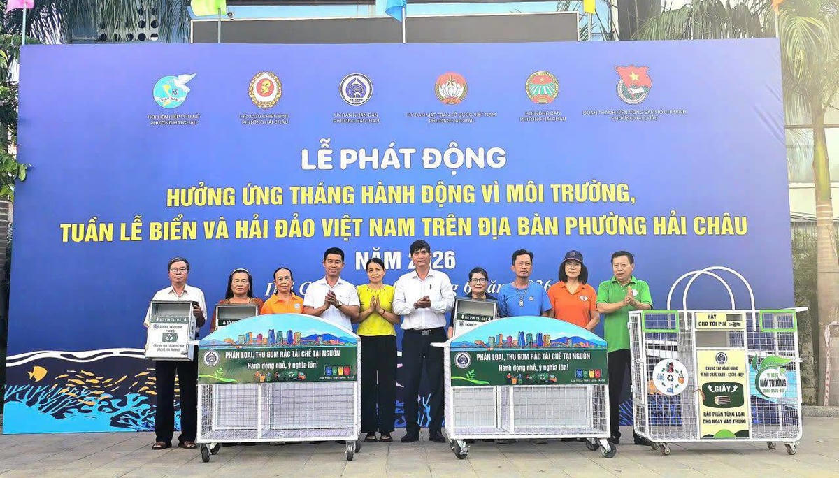 Phường Hải Châu tặng phương tiện và hướng dẫn phân loại rác tái chế cho khu dân cư. Ảnh: Nguyễn Tú.