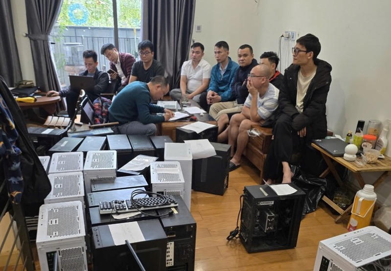 Cơ quan công an làm việc với các đối tượng trong đường dây mua bán dữ liệu cá nhân. Ảnh: CAHN