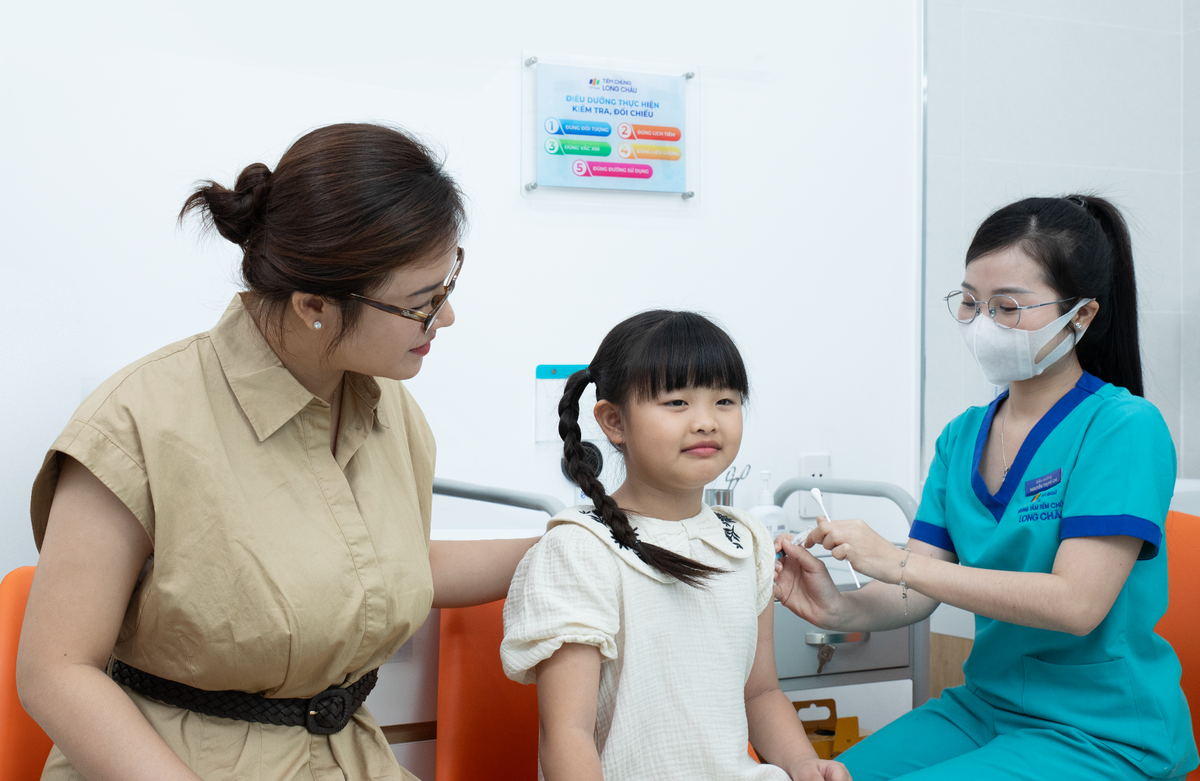 Đội ngũ y tế Long Châu với chuyên môn vững vàng, tiêm nhẹ nhàng, ít đau, giúp cả gia đình yên tâm trên hành trình dự phòng sức khỏe.