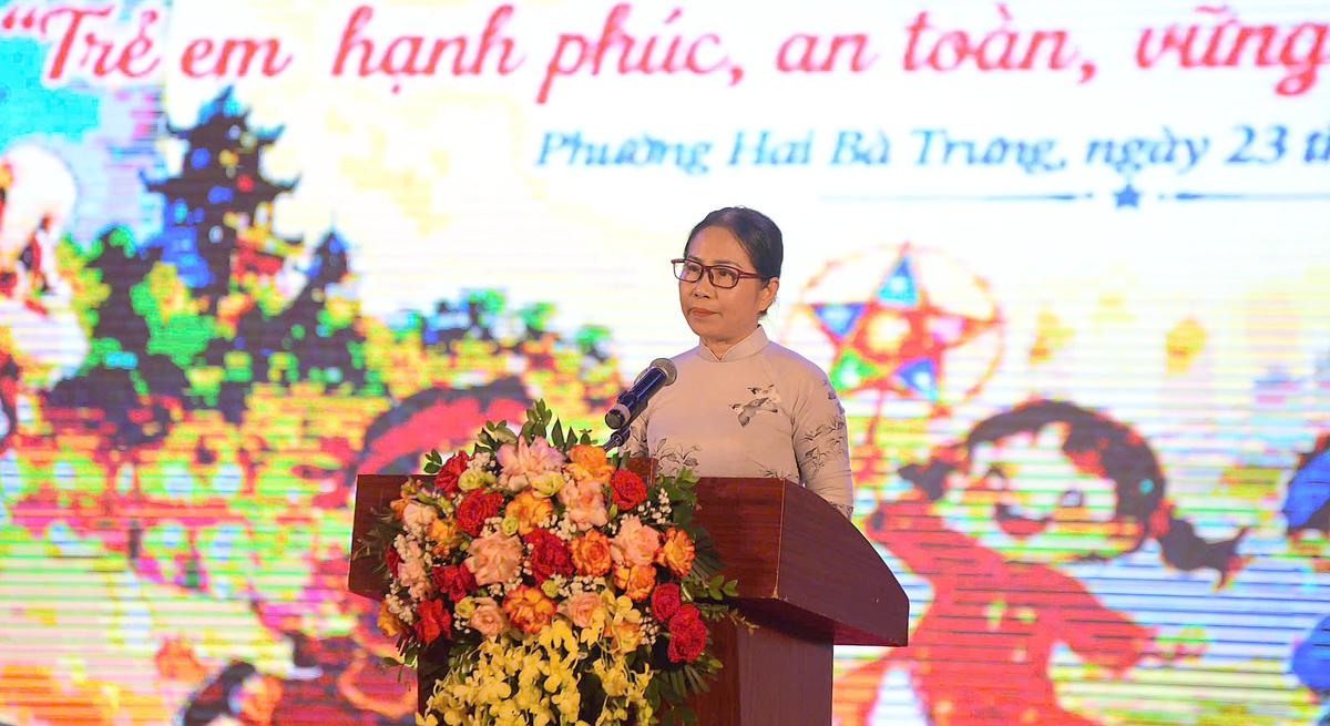 Bà Đỗ Phương Nga - Phó Chủ tịch UBND phường Hai Bà Trưng đọc thư chúc Tết Trung thu của Tổng Bí thư, Chủ tịch nước Tô Lâm.
