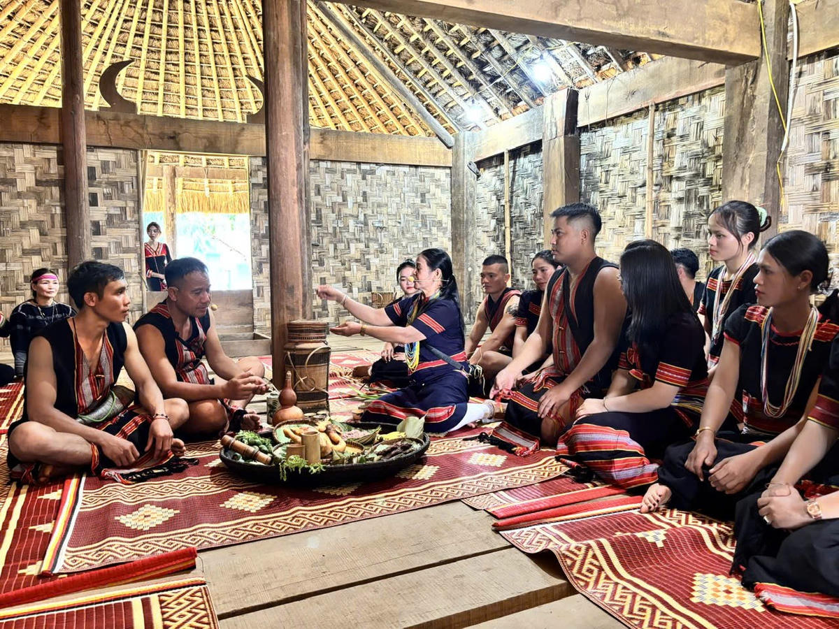 Đồng bào Giẻ Triêng tái hiện Lễ “Ăn mừng lúa mới” tại Làng Văn hóa - Du lịch các dân tộc Việt Nam.