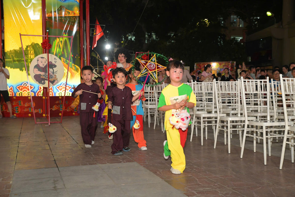 Rộn ràng sắc màu truyền thống trong đêm hội Trung thu 2026