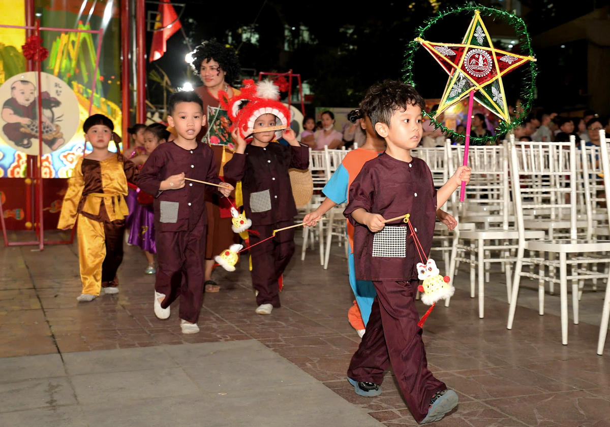 Không khí Tết Trung thu rộn ràng theo từng bước chân trẻ thơ.