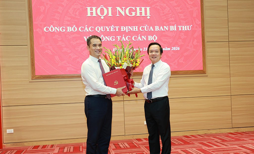 Bí thư Tỉnh ủy Hưng Yên Phạm Quang Ngọc (phải) trao Quyết định của Ban Bí thư tới ông Phạm Bảo Sơn. Ảnh: Lê Hiếu (Báo Hưng Yên).