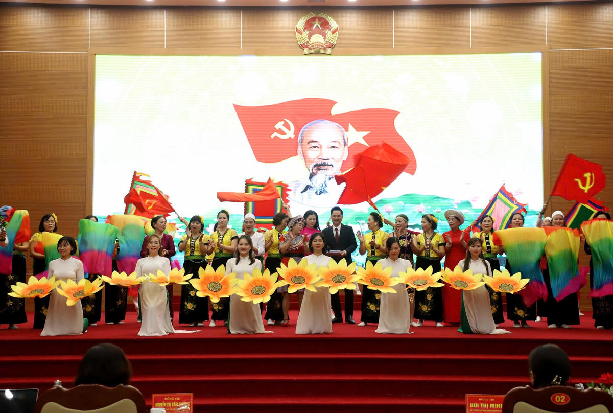 Tiết mục văn nghệ chào mừng các đại biểu.