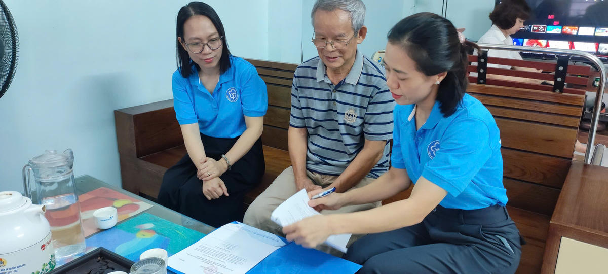 Hướng dẫn người hưởng lương hưu cài đặt VssID. Ảnh: Lan Hương