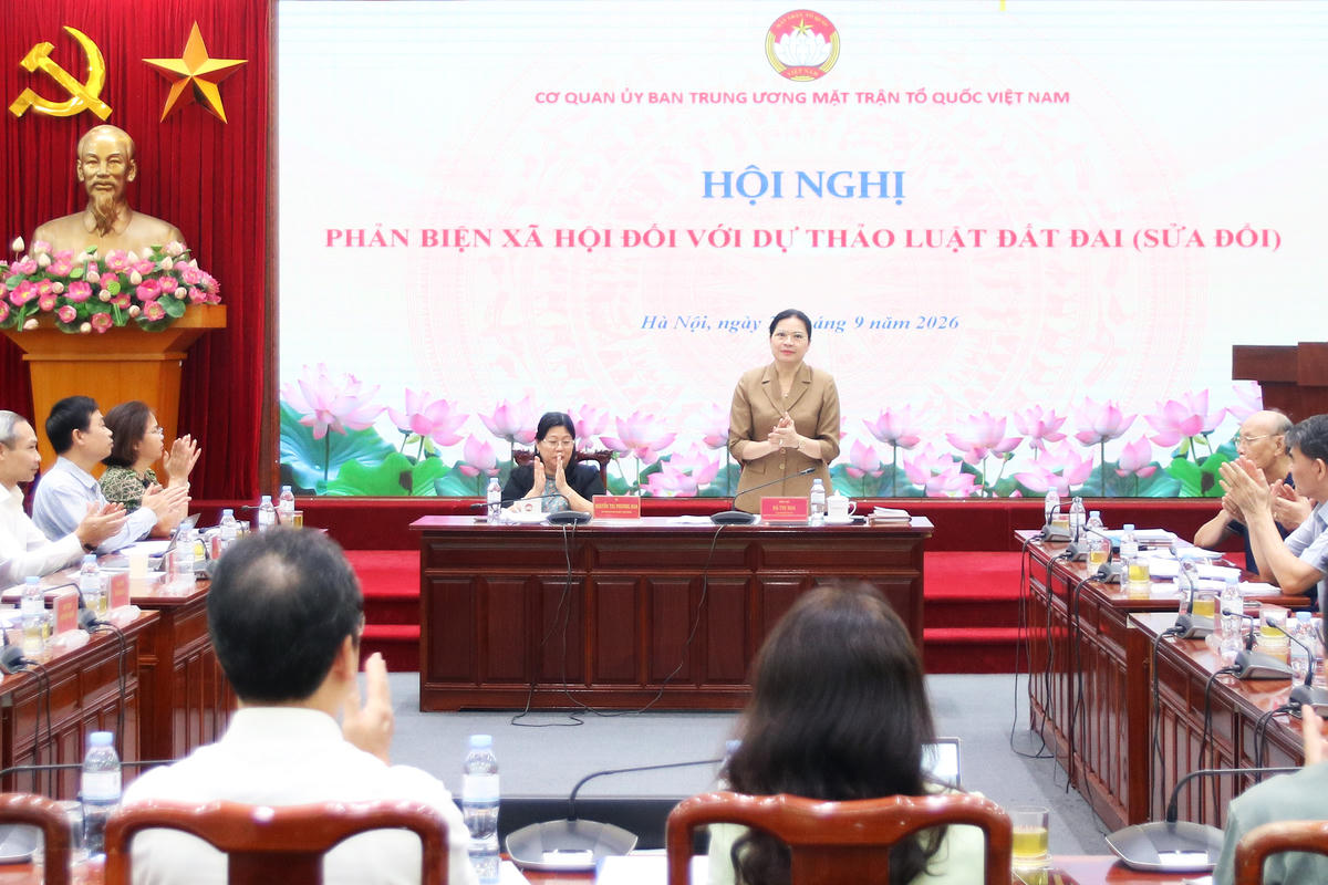 Phó Chủ tịch - Tổng Thư ký Ủy ban Trung ương MTTQ Việt Nam Hà Thị Nga chủ trì Hội nghị.