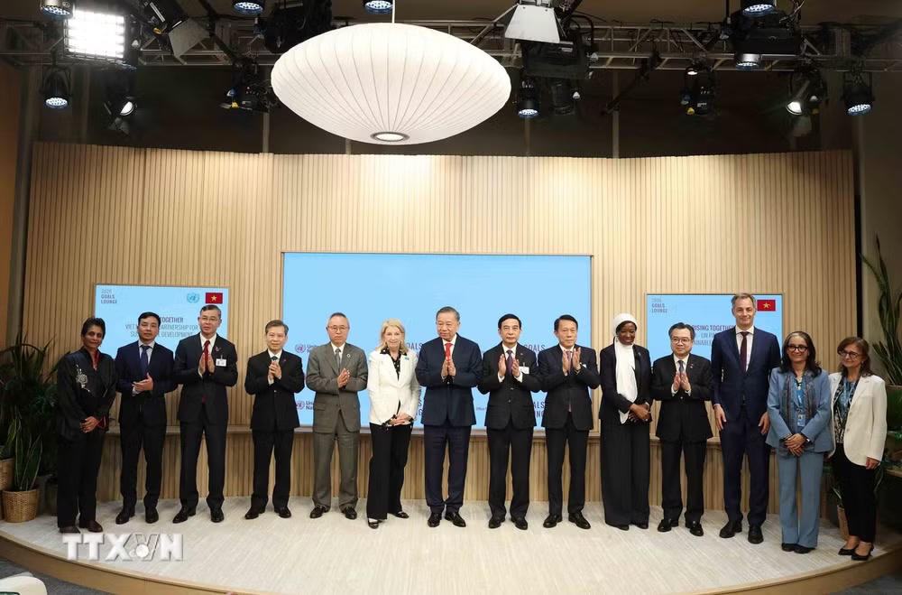 ttxvn_tong-bi-thu-chu-tich-nuoc-to-lam-du-le-trao-van-kien-thoa-thuan-hop-tac-voi-cac-co-quan-cua-lien-hop-quoc-13.jpg
