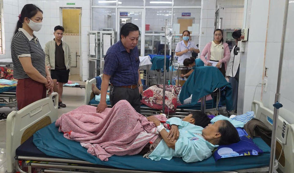 Bệnh nhân được đưa đến điều trị tại Bệnh viện Đa khoa khu vực Cam Lộ. Ảnh: LT.