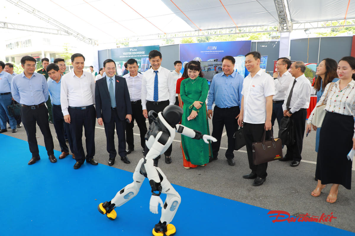 Các đại biểu tham quan khu vực trưng bày và trải nghiệm công nghệ trong khuôn khổ diễn đàn, nghe giới thiệu về sản phẩm, giải pháp như chip bán dẫn, robot tự hành, tự động hóa, trí tuệ nhân tạo thế hệ mới, UAV,...