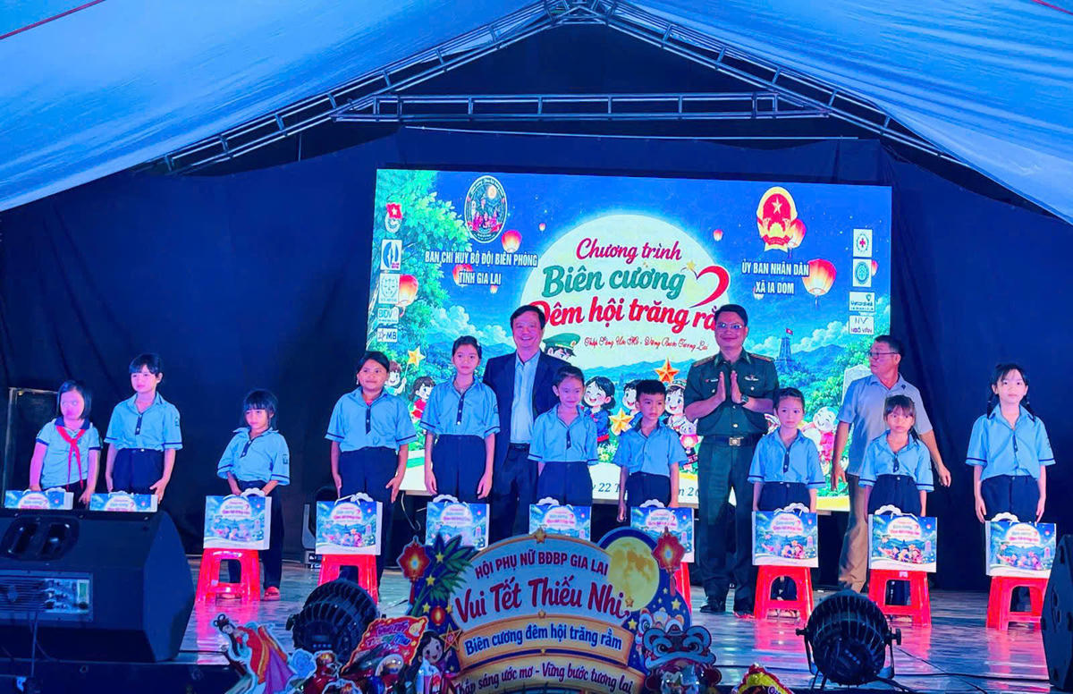 Lãnh đạo tỉnh Gia Lai tặng quà cho các cháu thiếu nhi. Ảnh: ĐS.