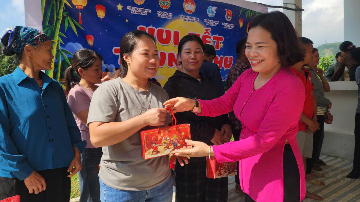 Đại diện MTTQ xã Kiến Thiết trao quà Trung thu tại Chương trình.