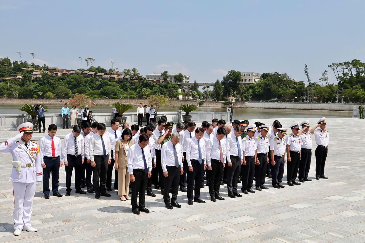  Thủ tướng Lê Minh Hưng và các đại biểu, lãnh đạo TP Hải Phòng tưởng niệm các Anh hùng liệt sĩ -  những cán bộ, chiến sỹ Hải quân nhân dân Việt Nam đã chiến đấu, hy sinh vì sự nghiệp giải phóng dân tộc, xây dựng và bảo vệ Tổ quốc - tại Bến tàu không số K15. Ảnh: ĐT.