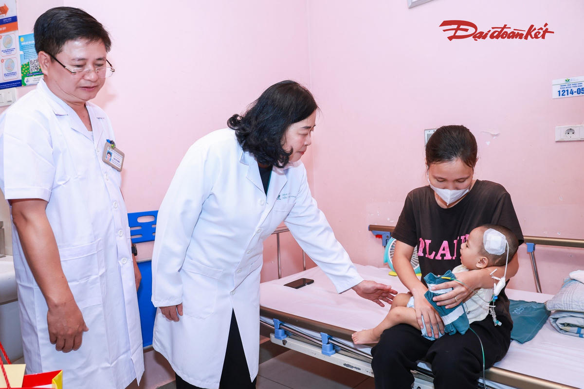 Chủ tịch Bùi Thị Minh Hoài ân cần thăm hỏi các bệnh nhi, mong các em sớm bình phục, khỏe mạnh và đón Tết Trung thu thật ấm áp, trọn vẹn. Ảnh: Quang Vinh.