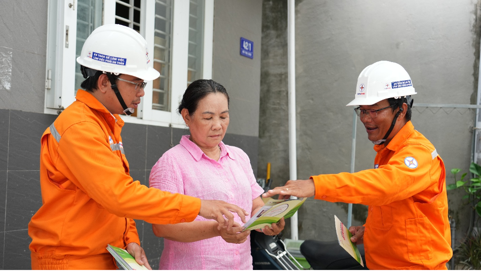 Nhân viên CTĐL Đất Đỏ trực tiếp tuyên truyền, hướng dẫn người dân các biện pháp sử dụng điện an toàn trong mùa mưa bão.