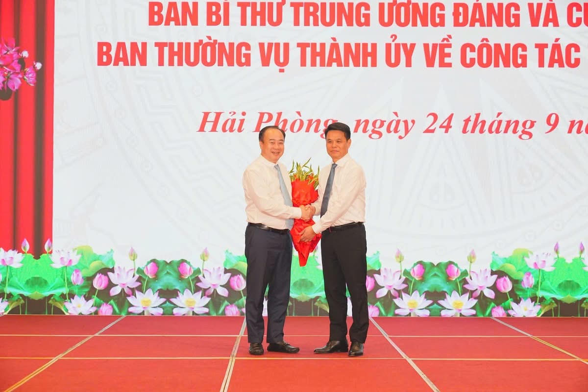 Bí thư Thành ủy Lê Ngọc Châu tặng hoa chúc mừng tân Phó Bí thư Thường trực Thành ủy  Nguyễn Sỹ Hiệp. Ảnh: ĐT. 