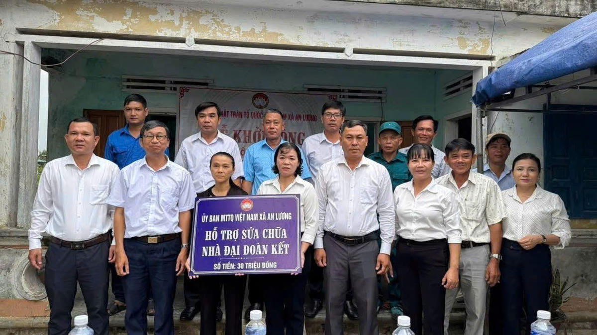 Lãnh đạo Mặt trận xã An Lương trao kinh phí sửa chữa nhà Đại đoàn kết. Ảnh: MT.