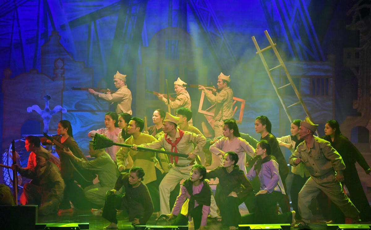 Cảnh trong vở “Người con gái Hà thành” do Nhà hát Cải lương Hà Nội thực hiện.