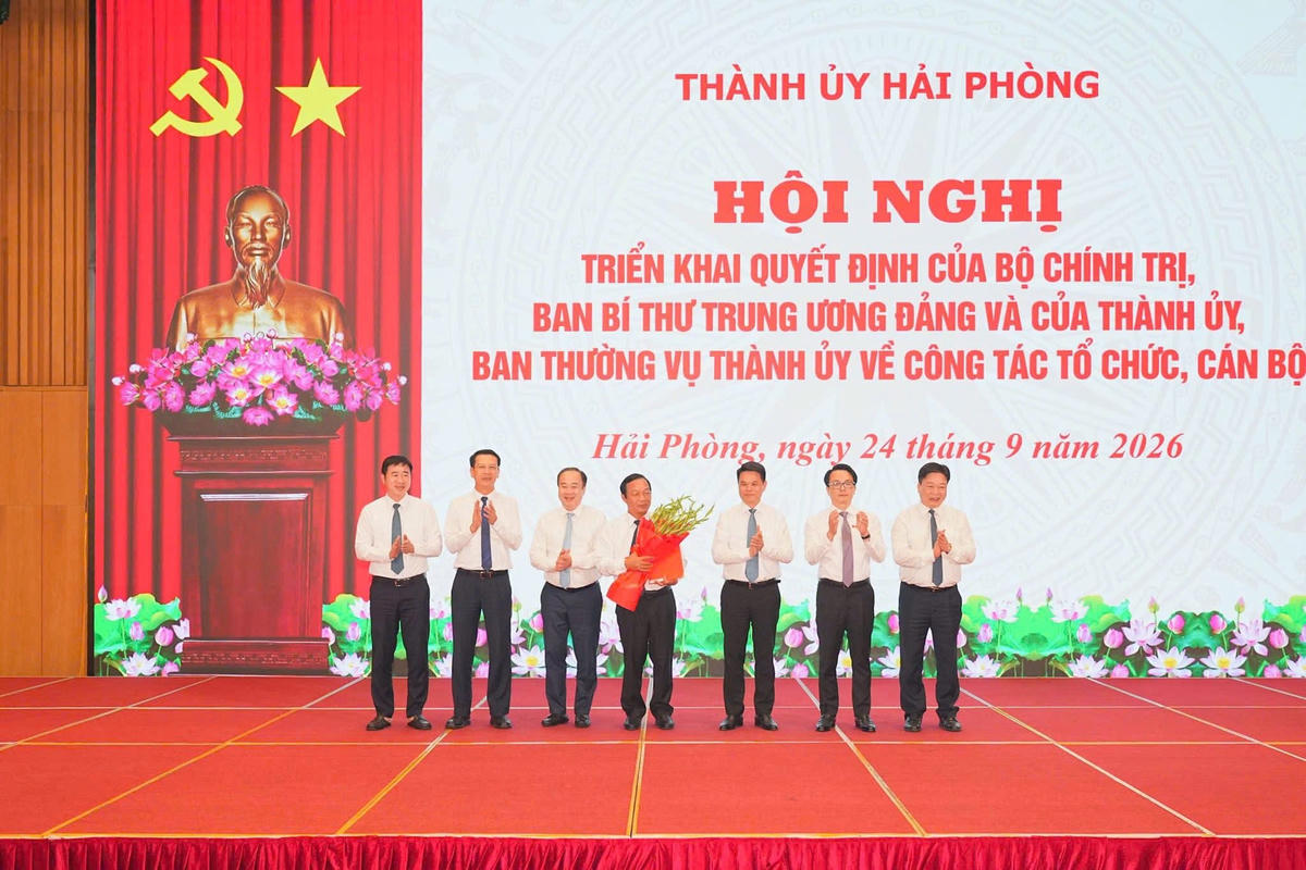 Bí thư Thành ủy Lê Ngọc Châu và Phó Bí thư Thường trực Thành ủy Nguyễn Sỹ Hiệp tặng hoa chúc mừng Đảng bộ HĐND thành phố. Ảnh: ĐT. 