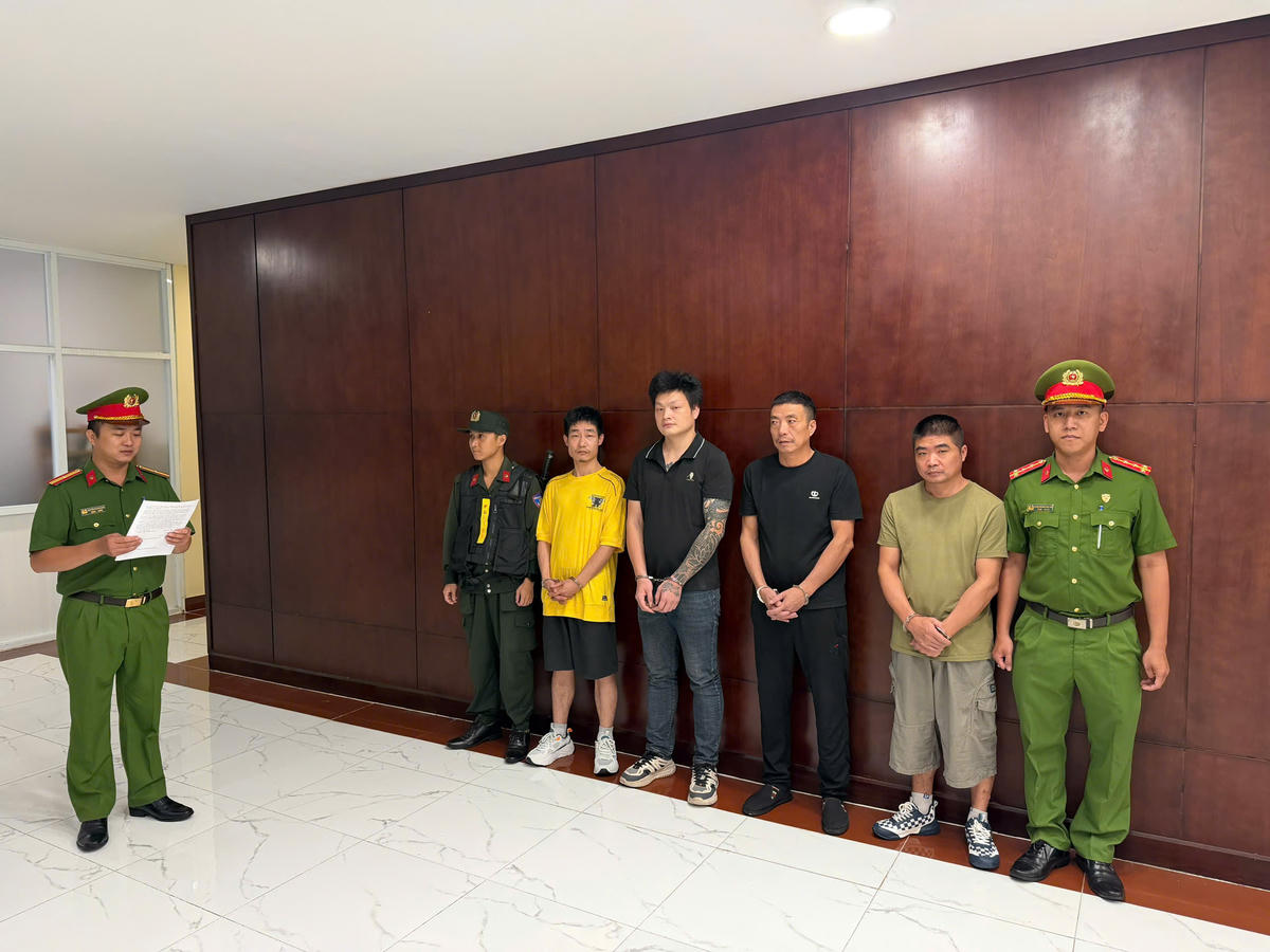 4 người nước ngoài bị khởi tố vì 'vận chuyển hàng cấm'