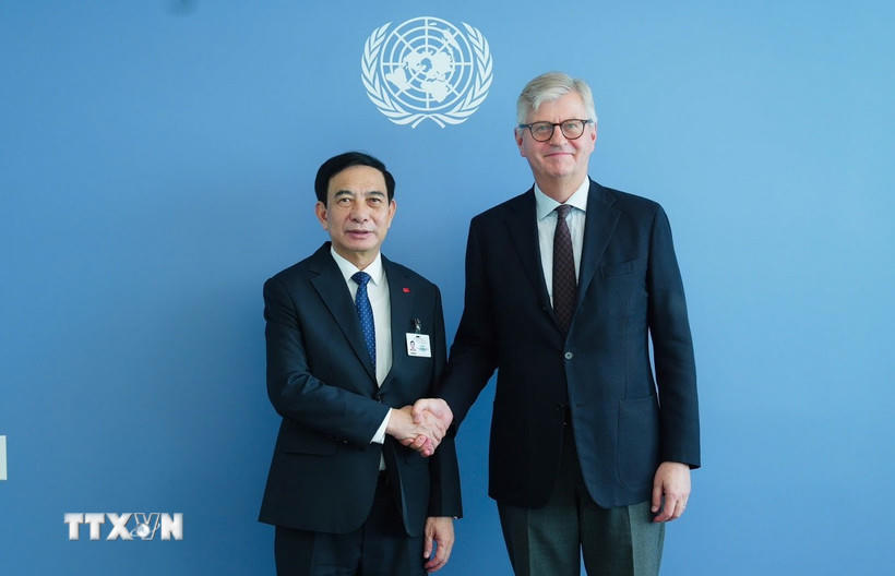 Phó Thủ tướng, Bộ trưởng Quốc phòng Phan Văn Giang hội kiến Phó Tổng Thư ký Liên hợp quốc phụ trách hoạt động gìn giữ hòa bình Jean-Pierre Lacroix. (Ảnh: Đoàn Hùng/TTXVN)
