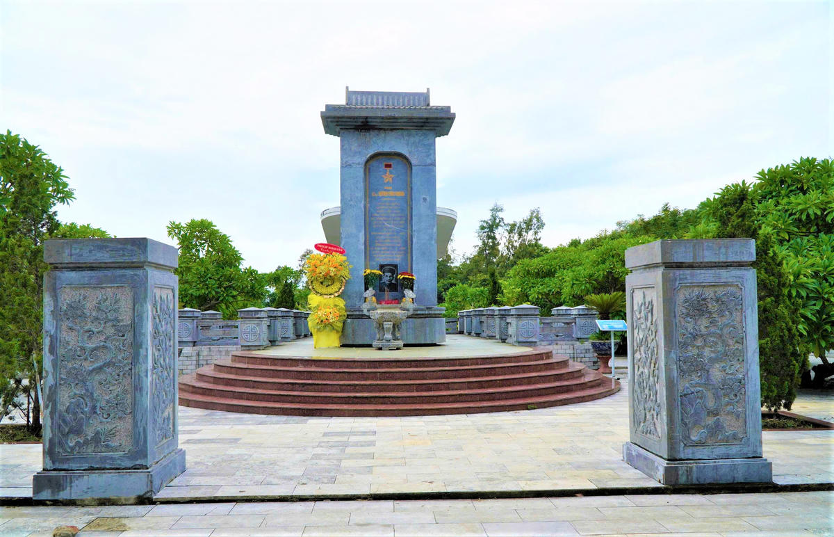 Một góc bên ngoài tại mộ cụ Huỳnh Thúc Kháng. Ảnh: CĐ.