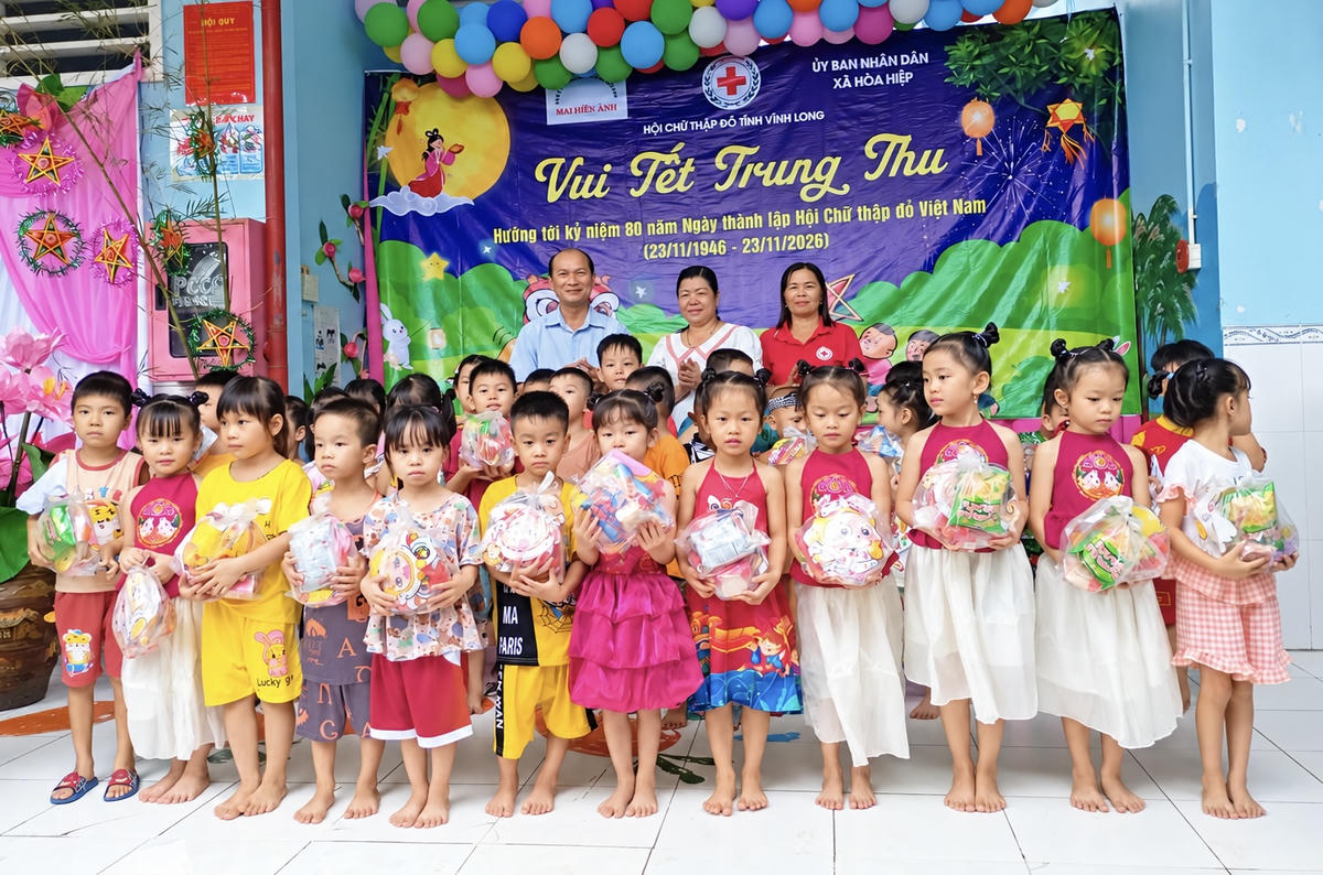 Trao quà Trung thu tặng thiếu nhi tại xã Hoà Hiệp, tỉnh Vĩnh Long. (Ảnh: Hoàng Anh).