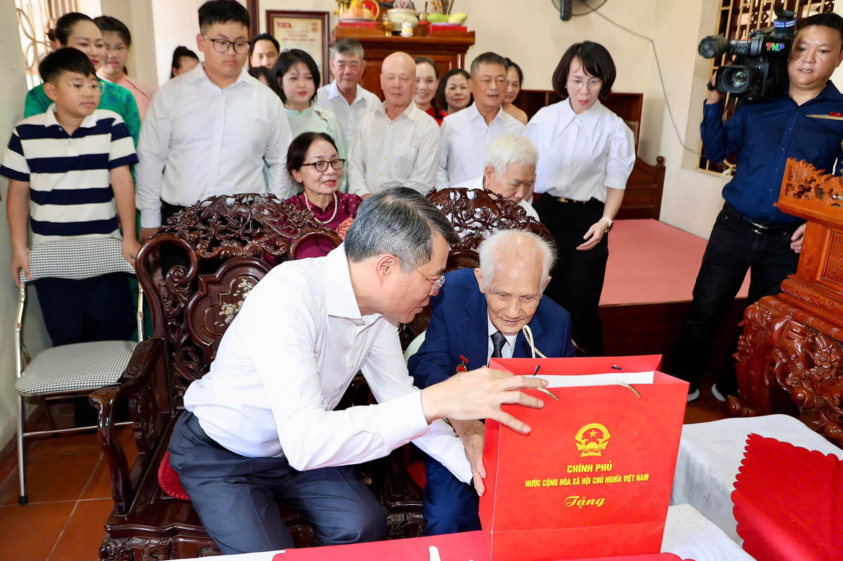 Thủ tướng tặng quà cho gia đình ông Lê Viết Khản, một trong những hộ gia đình tiêu biểu, có công với cách mạng tại phường Đồ Sơn. Ảnh: ĐT.