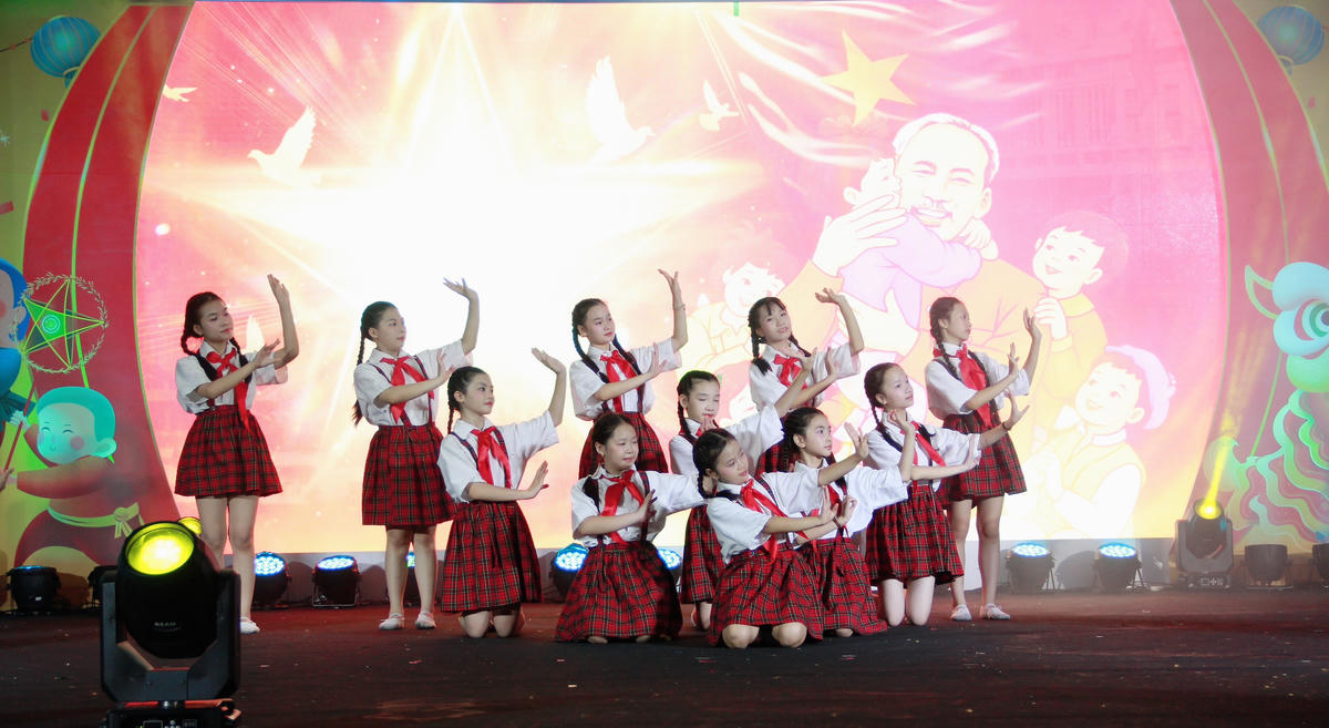 Màn ca múa nhạc và giao lưu đặc sắc tại chương trình “Vui hội Trăng rằm” dành cho con công nhân, lao động thuộc Công đoàn các Khu công nghệ cao và Khu công nghiệp Hà Nội, Công đoàn xã. Ảnh: Lê Phương