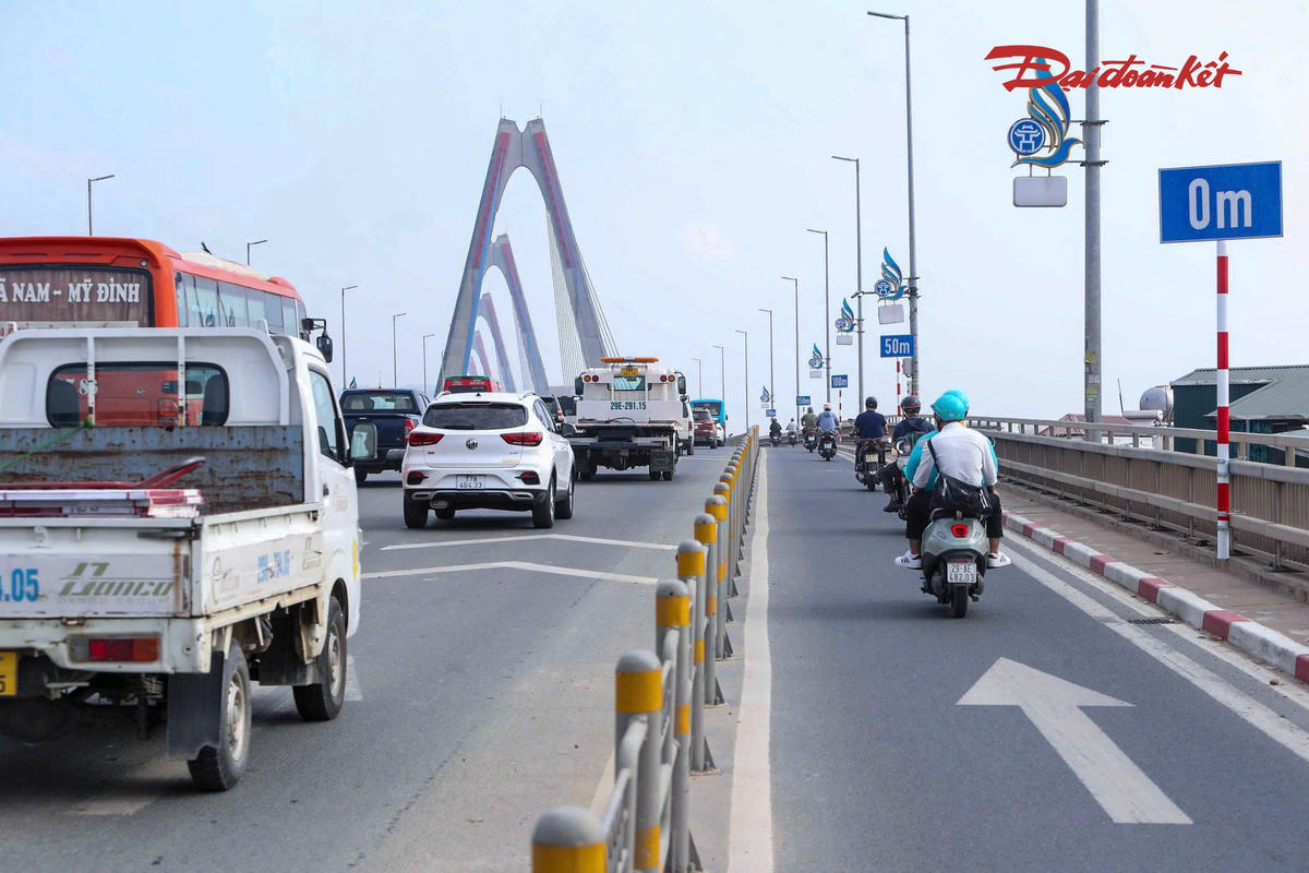 Biển khoảng cách trên cầu Nhật Tân.