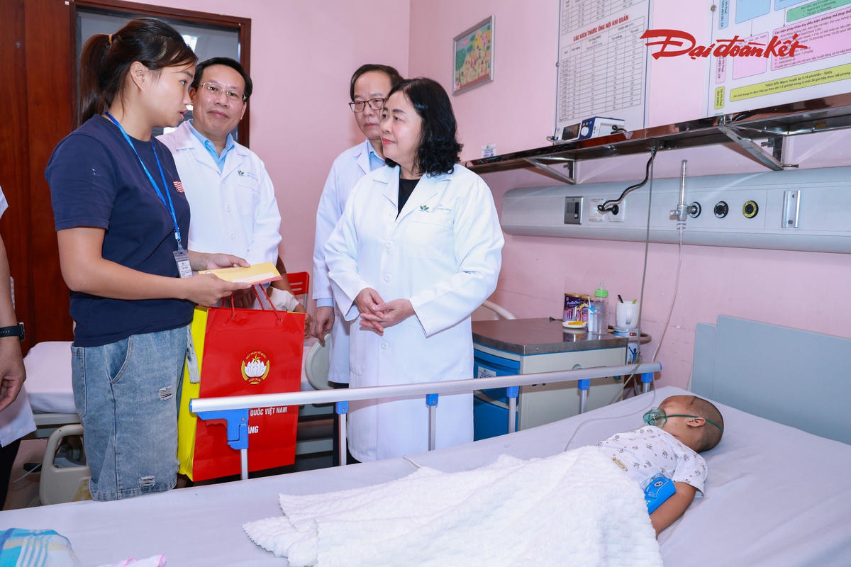 Chủ tịch Bùi Thị Minh Hoài mong muốn gia đình của các bệnh nhi luôn giữ gìn sức khỏe, là điểm tựa vững chắc để các em có thêm niềm tin chiến thắng bệnh tật. Ảnh: Quang Vinh.