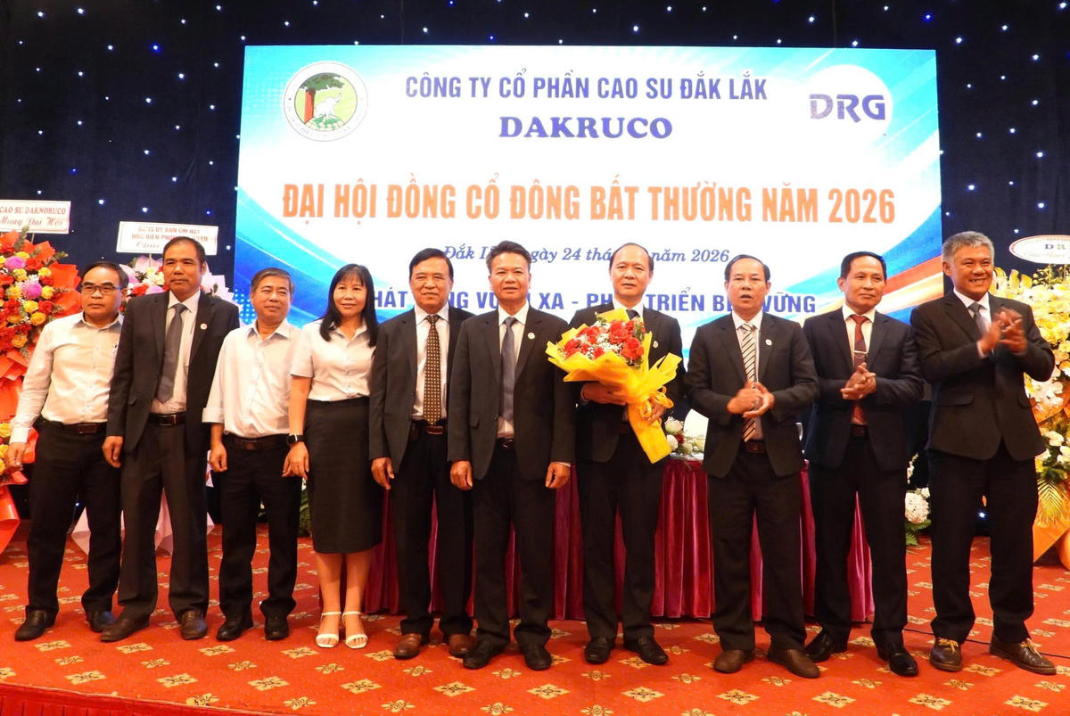 Các thành viên HĐQT và Ủy ban kiểm toán ra mắt hội nghị.