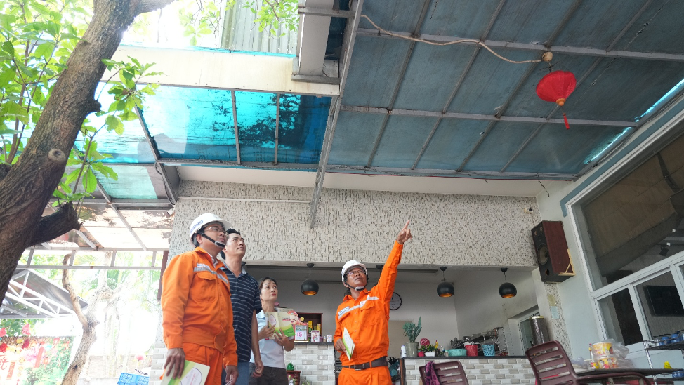 Nhân viên CTĐL Đất Đỏ kiểm tra, hướng dẫn người dân nhận diện các nguy cơ mất an toàn điện tại gia đình trong mùa mưa bão.
