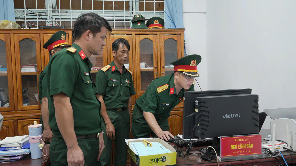 Đại tá Trần Hữu Ích, Chỉ huy trưởng Bộ CHQS tỉnh Quảng Ngãi kiểm tra thiết bị máy móc của các đơn vị. Ảnh: QS.