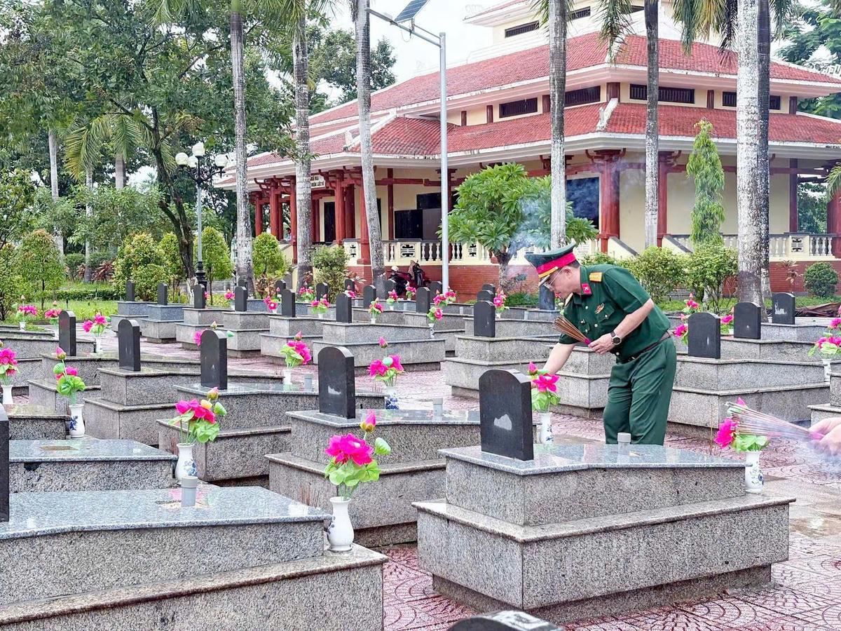 Đại tá Trần Hữu Ích, Chỉ huy trưởng Bộ CHQS tỉnh Quảng Ngãi dâng hương mộ liệt sĩ. Ảnh: CĐ.