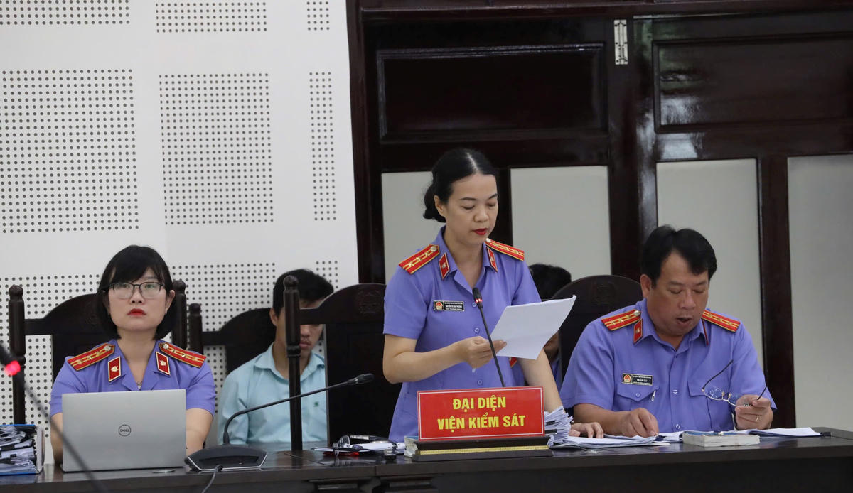 Viện kiểm sát nhân dân TP Đà Nẵng đọc tiểu sử, thân nhân của các bị cáo. Ảnh: TT.