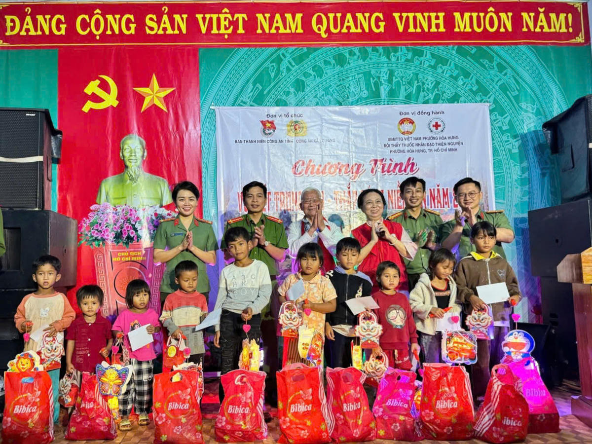 Lãnh đạo Công an tỉnh Gia Lai tặng quà trung thu các em thiếu nhi. Ảnh: ĐS.