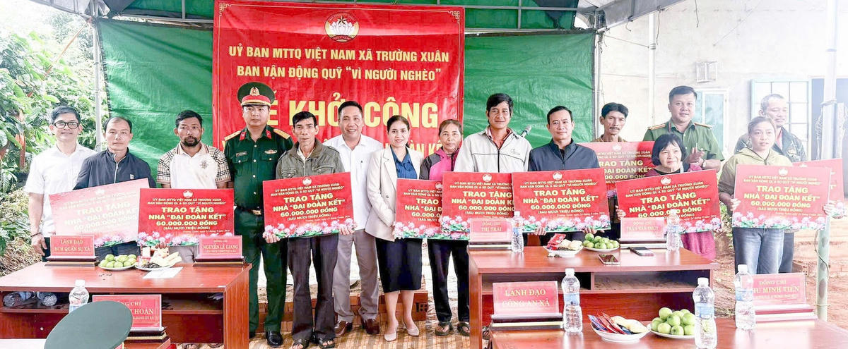Trao bảng tượng trưng kinh phí hỗ trợ xây dựng nhà Đại đoàn kết cho các hộ nghèo tại xã Trường Xuân. Ảnh Mặt trận xã Trường Xuân cung cấp.