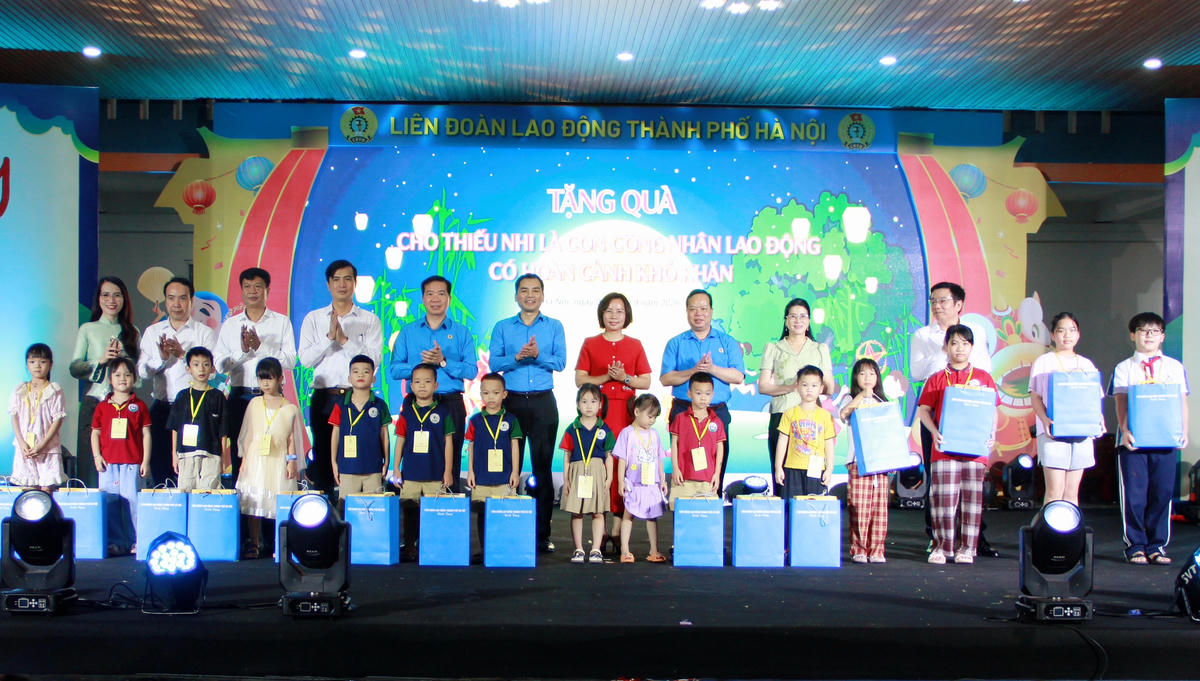 Ủy viên Ban Thường vụ Thành ủy, Chủ tịch Ủy ban MTTQ Việt Nam thành phố Hà Nội Bùi Huyền Mai  và tổ chức Công đoàn trao quà cho con đoàn viên, công nhân, viên chức, người lao động có hoàn cảnh khó khăn. Ảnh: Lê Phương.