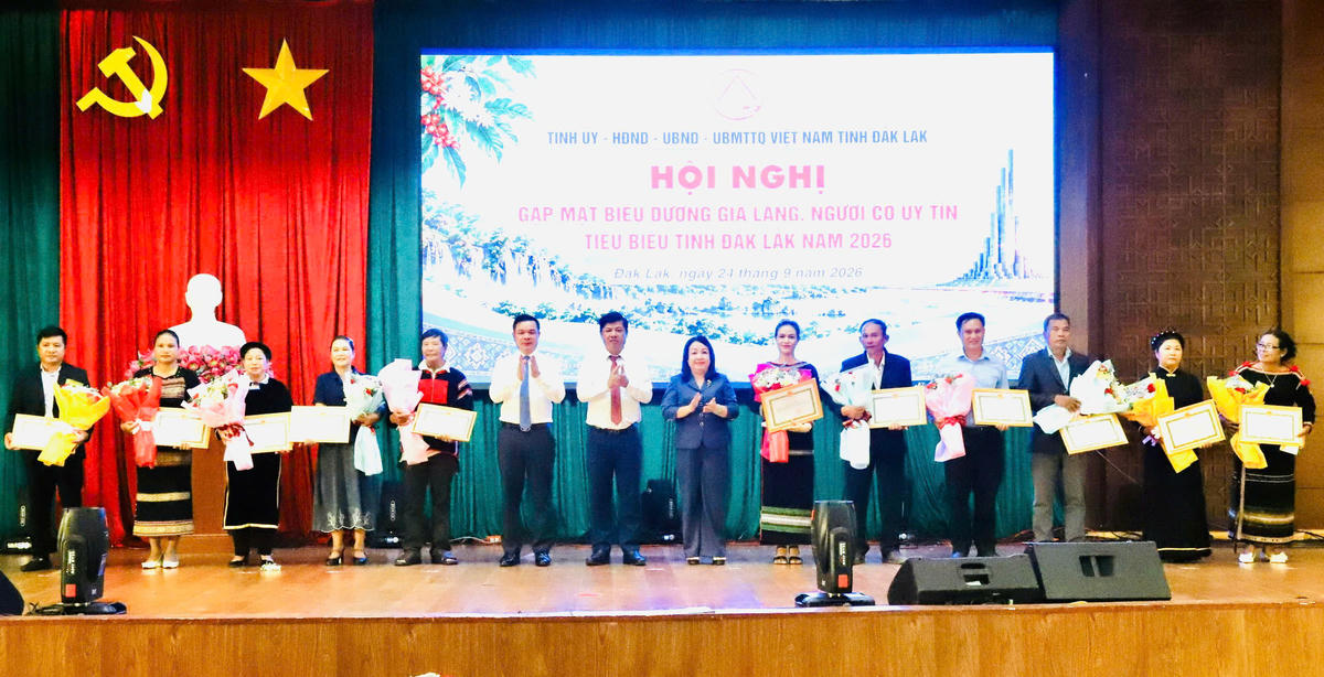 Lãnh đạo tỉnh Đắk Lắk tặng Bằng khen của Chủ tịch UBND tỉnh cho 11 tập thể tiêu biểu. Ảnh: CL.