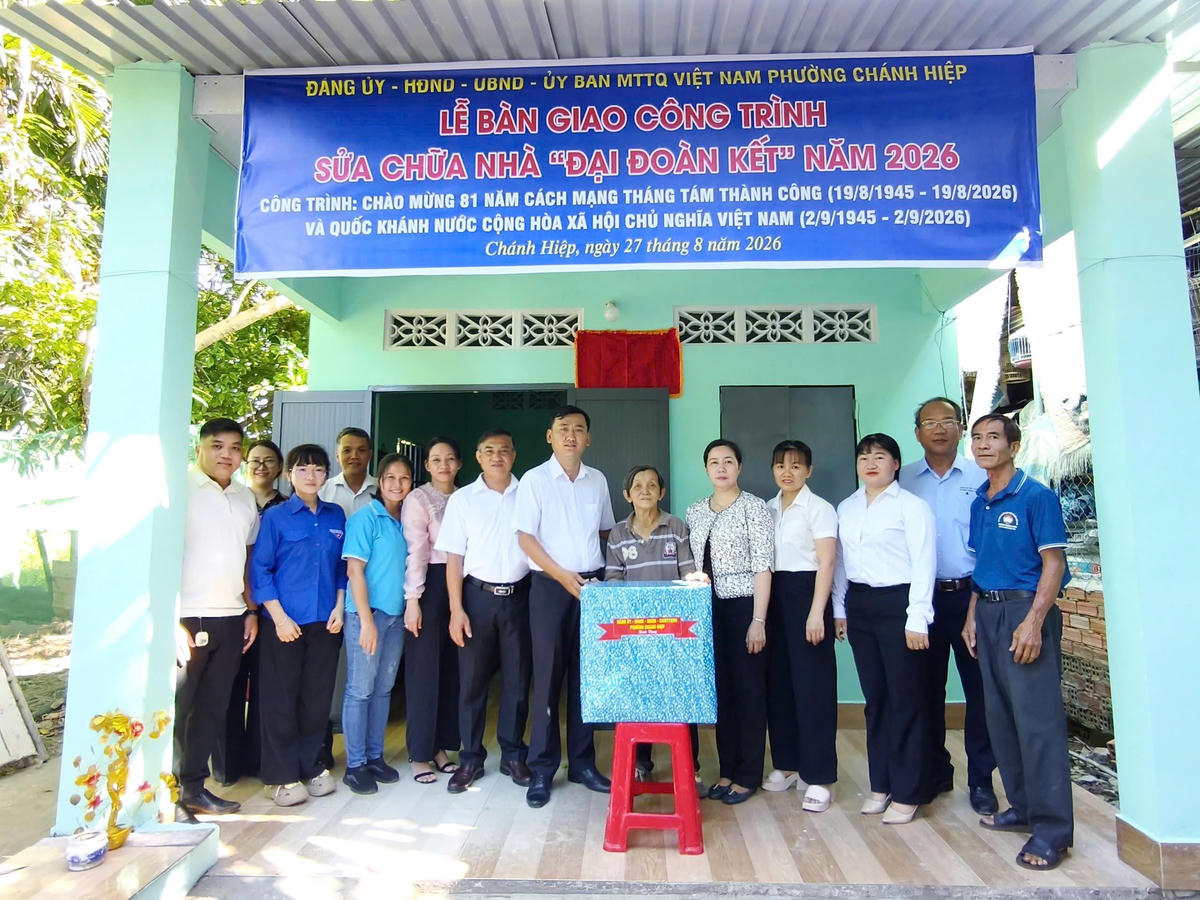Trao nhà Đại đoàn kết cho hộ bà Nguyễn Thị Cúc tại phường Chánh Hiệp. Ảnh: Q.Đ.