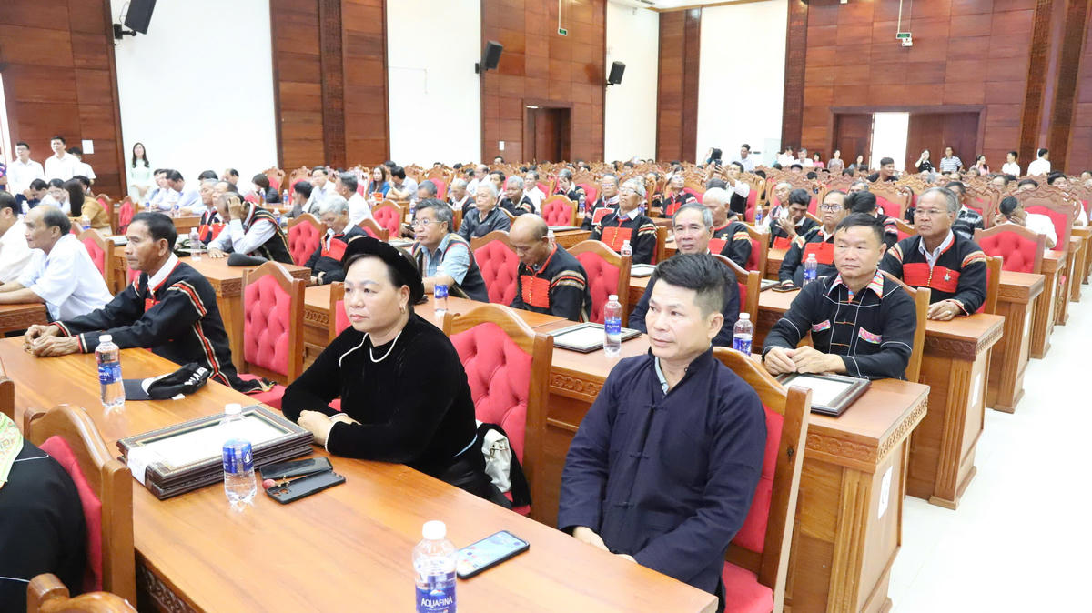 Già làng, người có uy tín dự hội nghị. Ảnh: CL.