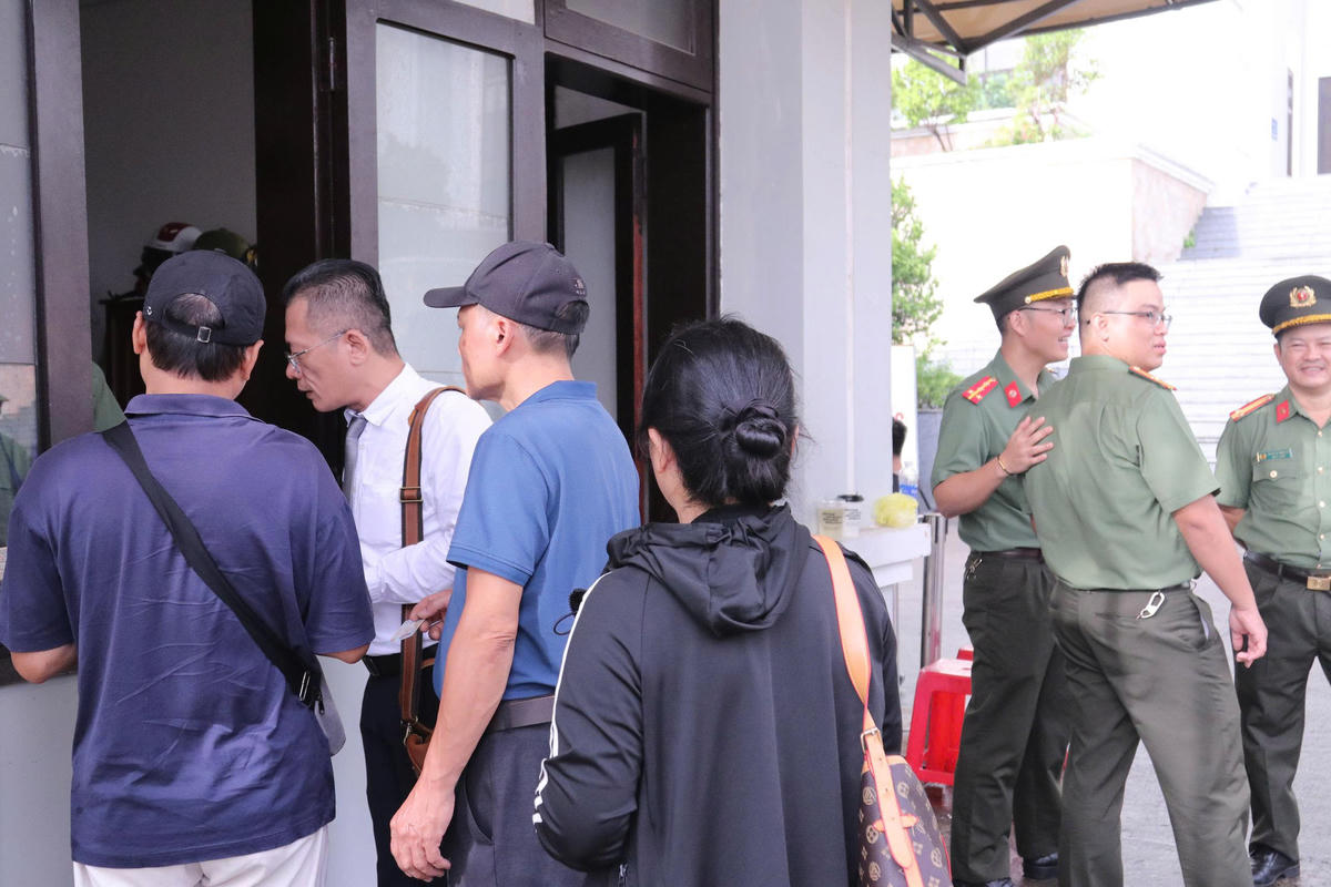 Những người tham dự phiên tòa xuất trình giấy tờ. Ảnh: CĐ.
