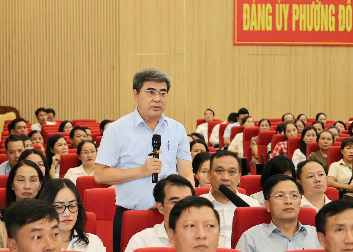 Cử tri Phạm Minh Thành nêu vướng mắc trong thủ tục giao khu vực biển. Ảnh: Duy Tú. 