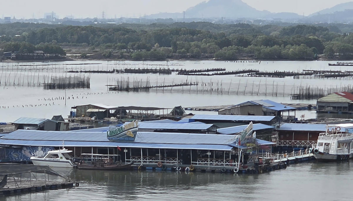 Một làng bè nổi hoạt động kiểu "nhà hàng" trên mặt nước thuộc sông Chà Và trên địa bàn xã Long Sơn. Ảnh: Chính Kỳ.