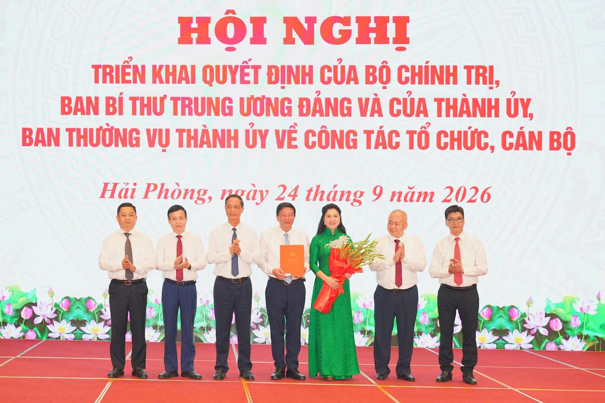 Ông Đỗ Mạnh Hiến, Phó Bí thư Thành ủy và ông Đỗ Thành Trung, Phó Bí thư Thành ủy, Chủ tịch UBND thành phố tặng hoa chúc mừng Ban Tuyên giáo Thành ủy. Ảnh: ĐT. 