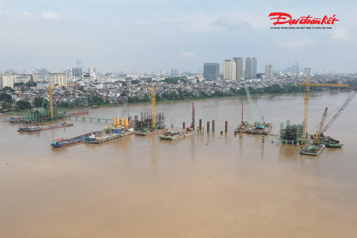 Đường đê Long Biên - Xuân Quan, đoạn qua khu vực hồ Lâm Du, sẽ được tạm đóng vào ban đêm để phục vụ thi công cầu Trần Hưng Đạo.