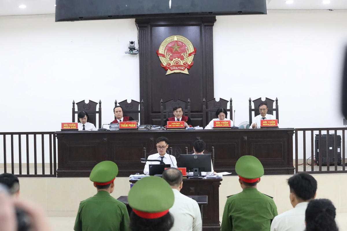 Thẩm phán phiên tòa đang hỏi các bị cáo.
