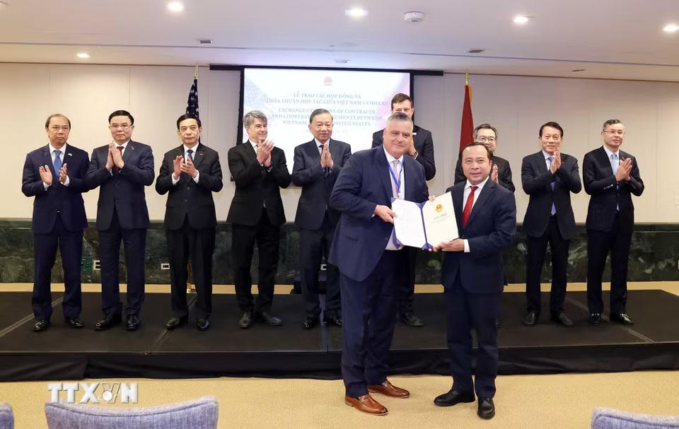 Tổng Bí thư, Chủ tịch nước Tô Lâm chứng kiến lễ trao các hợp đồng, thỏa thuận hợp tác giữa doanh nghiệp Việt Nam và Hoa Kỳ. (Ảnh: Thống Nhất/TTXVN)