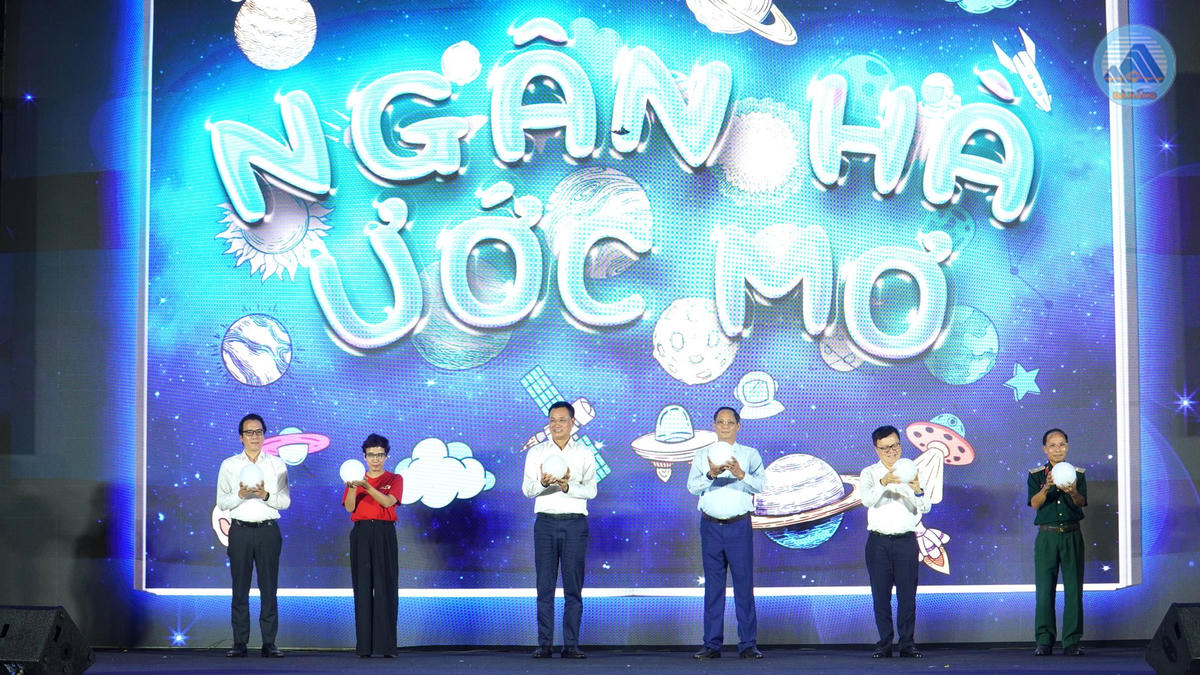 Sáng kiến “Ngân hà ước mơ” chính thức ra mắt, nơi gửi gắm và hiện thực hóa gần 100 điều ước giản dị của các em học sinh vùng cao. Ảnh: QH.